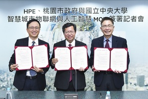 圖說:桃園市市長鄭文燦(中)、HPE慧與科技台灣董事長王嘉昇(左)與國立中央大學校長周景揚(右),於11月3日共同簽署產官學界三方「智慧城市物聯網(IoT)與人工智慧(AI) MOU合作備忘錄」。