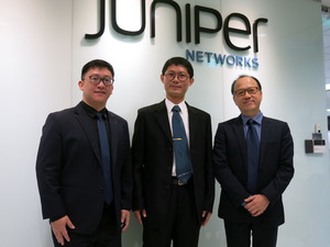 暨南大学张瑛杰博士(左一)、暨南大学吴坤熹教授(中)、Juniper台湾区总经理林蒲英(右一),合作将JNAA计划引进暨南大学。