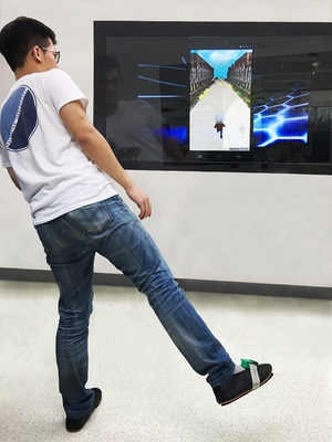 資策會服創所研發「SaFePlay智慧足部裝置平台」,利用智慧足部穿戴裝置、與專屬App反饋足部壓力的資料分析(左)或結合遊戲(右),使復健活動不再乏味。
