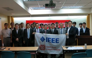 2018 ISSCC研討會,台灣共有16篇論文入選,獲選論文的產學界研發團隊與貴賓合影。(攝影:陳復霞)