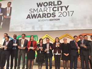 台北市路燈實證計畫獲「World Smart City Awards 2017」入圍專案?項,資訊局陳慧敏主任秘書(圖左6)、中華系統整合代表(圖左7)上台領獎。