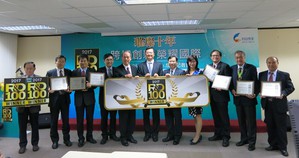 工研院R&D100獲獎展現成果,工研院院長劉仲明(左5)、經濟部技術處處長羅達生(左6)、環保署基管會宋欣真副執秘(右4)、能源局局長林全能(右5)與獲獎技術代表人與會合影留念。(攝影:陳復霞)