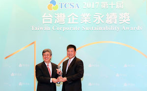 友達榮獲「十大典範企業獎」及「企業永續傑出人物獎」等五項台灣企業永續獎,由董事長暨執行長彭?浪代表受獎(source: AUO)