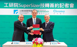 工研院與新創公司兆晟奈米科技,今天舉行「SuperSizer」技轉簽約儀式。左起工研院量測中心主任林增耀、工研院院長劉仲明、兆晟奈米科技暨致茂電子董事長黃欽明。