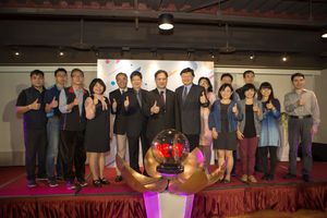 经济部中小企业处吴明机处长(左七)、执行团队财团法人中卫发展中心朱兴华总经理(右八)、与受辅导厂商代表共襄盛举叁加设计方城市辅导成果发表会。
