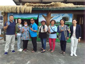 Ruckus台湾、香港及澳门总经理许慧娴(右一)与台东拉劳兰部落居民合影。部署Ruckus ZoneFlexT300智慧型无线网路基地台後,当地部落立即感受到高品质、稳定的无线网路带来的好处与商机。