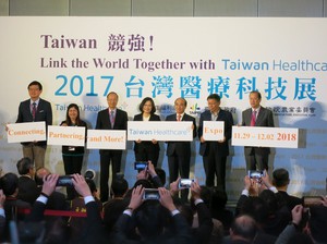 「台灣醫療科技展」包括特色醫療、精準醫療、醫用設備、生技製藥、健康照護、居家健康、創新科技、農科健康8個專館展示,圖為開幕與會貴賓合影。(攝影/陳復霞)