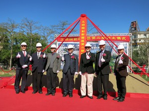 工研院举行「创新园区第一期揭牌启用暨第二期动土典礼」,与会贵宾共同揭牌第一期大楼启用。 (摄影/ 陈复霞)