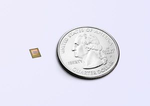英飛凌新款採用飛時測距(ToF)技術,內建REAL3晶片系列的3D影像感測器是全球最小巧的攝影機模組,面積不到12mmx8mm。