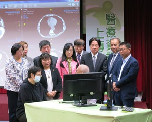 健保署医疗资讯上传云端与调阅分享服务上线,协助基层医疗院所用来诊断,图为行政院长赖清德(右三)观看基层诊所医师示范。(摄影/陈复霞)