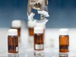 由耐磨工程塑膠iglidur I150製成的3D列印塑膠夾具在包裝行業節省85%的成本和70%的時間。(來源:igus GmbH)