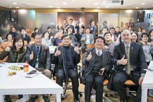 资策会ALL+ Advanced Learning Lab 开幕,AI机器人ALL+bot帮与会贵宾拍照留念。