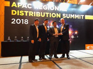 TE Connectivity分销销售经理Daniel Lim (左壹),赫联亚太区产品经理Dave Tan(左二),赫联亚太区市场总监Alan Chuah (右二),TE Connectivity渠道销售??总裁Sean Miller (右壹)