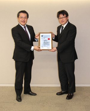 交付证书仪式,左:德国莱茵TUV日本株式会社运输?交通部部长有马一志 先生 ,右:ROHM株式会社LSI本部商品开??当统括部长金井延浩。
