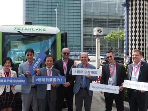 林欽榮副市長與國外貴賓在戶外展示區體驗自駕小巴的便利,並開心合影。