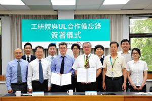 工研院與UL簽署合作協議,第一排左三為UL全球能源系統暨電動運輸總監rancisco Martinez,右三為工研院綠能所所長胡耀祖暨貴賓合照。