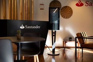 Zytronic触控技术协助Santander银行转型