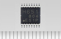 東芝推出支援1.8V低電壓與1.6A大電流H-Bridge IC,利用兩節乾電池實現馬達驅動。