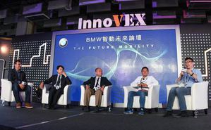 台湾重量级专业讲者包含7STARLAKE喜门史塔雷克丁彦允总经理(右二)、Qualcomm Taiwan台湾高通刘思泰总裁(右三)、ASUS Cloud华硕云端吴汉章总经理(左二),与主持人商业周刊吴修辰??总编辑(右一)