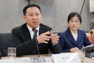 華為雲核心網產品線總裁馬海旭(左)發佈OceanConnect車聯網平台。