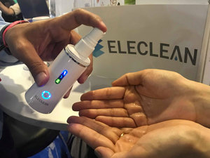 e立淨消毒噴霧通電後僅需15分鐘,即可迅速將自來水轉換為消毒水,效用可維持72小時,同時達到大於99%25的殺菌效能。