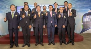 桃园捷运绿线全长27.8公里,共21个捷运站,将串联桃园市都会核心以及桃园航空城,采用西门子通讯式列车控制系统,将乘载量和运输量极大化。