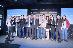 十組參賽者與評審團和科技部許有進次長合照。