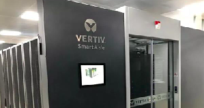 SmartAisle方案模组全部元件在工厂预制,并可灵活拆卸,不仅能够实现快速安装部署,降低建设成本,而且能简化资料中心环境,节省占用空间。