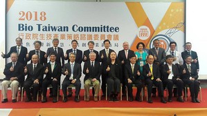 行政院2018年生技产业策略谘议委员会议4日登场,行政院政务委员吴政忠、中央研究院长廖俊智、科技部长陈良基等与会专业人士合影。(摄影/陈复霞)