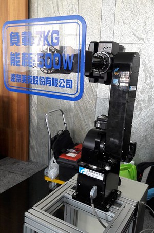 工研院輕量化高制振碳纖機械手臂能提升精密加工速度,振動衰減時間大幅縮減50%,且剛性不受影響。(攝影 / 陳復霞)