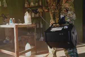 应变人员使用FLIR的Griffin G510气相层析质谱仪在现场进行即时化学威胁确认(photo:美国商业资讯)