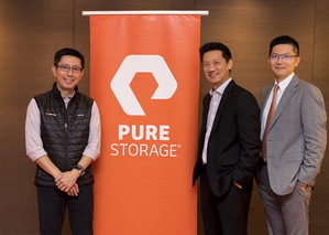 左至右:Pure Storage台灣技術總監何與暉、亞太區新興市場暨台灣區董事總經理劉國龍、台灣區總經理吳元愷。
