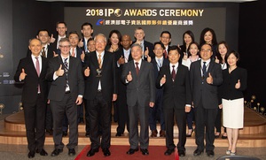 经济部举办「2018年经济部电子资讯国际夥伴绩优厂商」(IPO Awards)颁奖典礼,图为经济部长沈荣津(前排右四)与15间获奖资讯外商代表於会後合影。