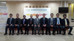 「2018台湾产业科技及政策论坛━AIoT创新科技 健康医疗新革命」与会的产官学专家合影。(摄影/陈复霞)
