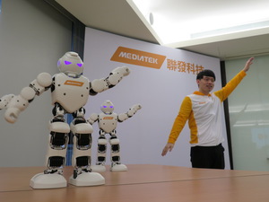 聯發科技力推終端AI平台,圖為採用Helio P90晶片進行人體姿態辨識技術的演示。