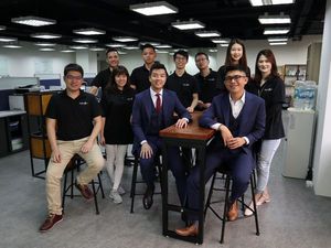 偲倢科技總經理陳青煒(前排右1)與先進技術經理廖伯霖(前排右2)均表示,AI已成為產線檢測的重要趨勢。(攝影/王明德)