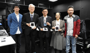 合影 (左起):陈家原助理教授、中央大学??校长李光华、科技部次长谢达??、吴春桂教授、江建宏助理研究员