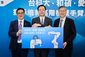 愛普生、台科大、和碩三方攜手培育高階機械手臂人才。(左起:台灣愛普生董事總經理呂理?、台科大校長廖慶榮、和碩執行長廖賜政)