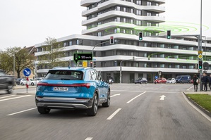 Audi 的 GLOSA (Green Light Optimized Speed Advisory) 綠燈速度優化系統，加速「綠色浪潮(green wave)」的實現。