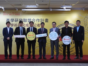 左起:TIARA執行長江政龍、交大陳智教授、科技部許有進次長、科技部陳良基部長、鈺創科技盧超群董事長、科技部邱求慧司長、清大陳新教授