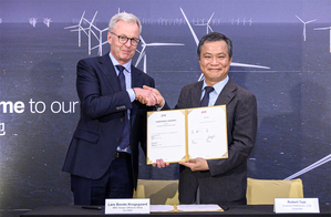 MHI Vestas Offshore Wind共同执行长Lars Bondo Krogsgaard(左)与上纬国际投资控股董事长蔡朝阳(右)签订合约