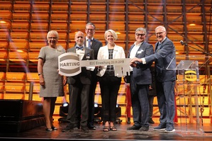 洪玛嘉(Margrit Harting)、HARTING Logistics董事总经理Achim Meyer、洪斐立(Philip Harting)、韩洪玛莎(Maresa Harting-Hertz)、建筑师Peter Seipp(3Deluxe)以及洪狄马(Dietmar Harting)交接钥匙。