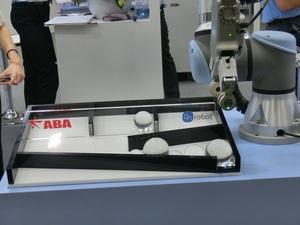 Universal Robots提供能替代3D鏡頭的解決方案,透過Onrobot配備力度感測器的夾爪,機械手臂不需攝影鏡頭也能夾取不同大小的物品