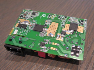 新型 LYTSwitch-6 IC 的高效率消除了對散熱片的需求,大大降低了整流器尺寸、重量和冷卻氣流要求。