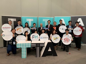 後排左4起:科技部產學司副司長涂君怡、The MedTech Conference 主辦單位先進醫療產業協會(AdvaMed) 副總裁 Ralph F. Ives、波士頓辦事處處長徐佑典