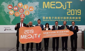 「2019醫療電子與器材國際高峰論壇,MEDiT)」與會貴賓合影,以期透過論壇交流促成合作搶進醫療照護供應鏈,創造新南向商機。(攝影/陳復霞)