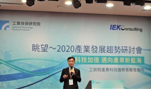 工研院产科国际所苏明勇经理表示,低轨道卫星通讯的应用将补足5G未能触及的空缺,像是海运、航空、车载等通讯,以及偏远地区(如山区)和高速公路等地的连网使用需求。(摄影/吴雅婷)