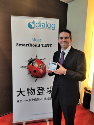 Dialog低功耗连接业务部总监Mark de Clercq表示,SmartBond TINY配备了超高性能、超小尺寸和超低功耗,并将透过量产实现最具竞争力的市场价格,实现下一波十亿个IoT装置。(摄影/吴雅婷)