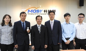 科技部工程司司长徐硕鸿及交大电机工程学系特聘教授赵昌博团队、新光吴火狮纪念医院肾脏科主治医师林秉熙合影