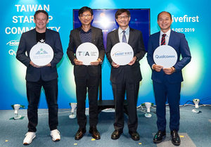(左至右) Techstars創新總裁Mr. Chris Heivly 、科技部產學司司長邱求慧、科技部次長許有進、 高通副總裁劉思泰